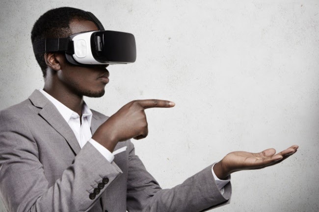 Homem com óculos de Realidade Virtual