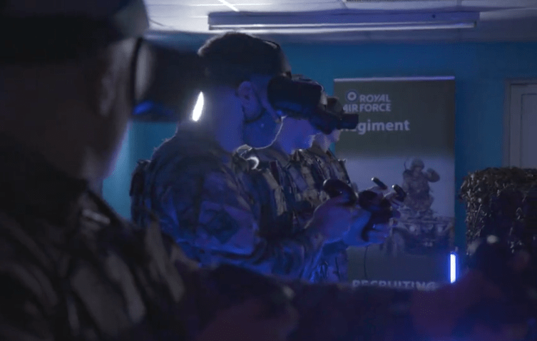 Soldados britânicos treinam com óculos de realidade virtual