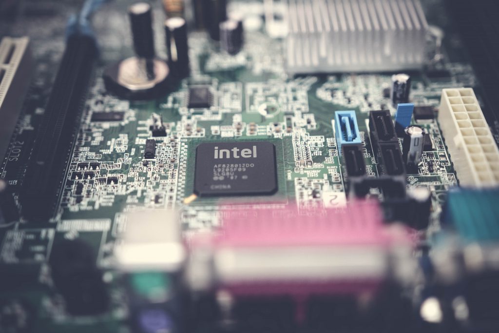 Intel vai produzir chips para o setor automotivo em 6 meses