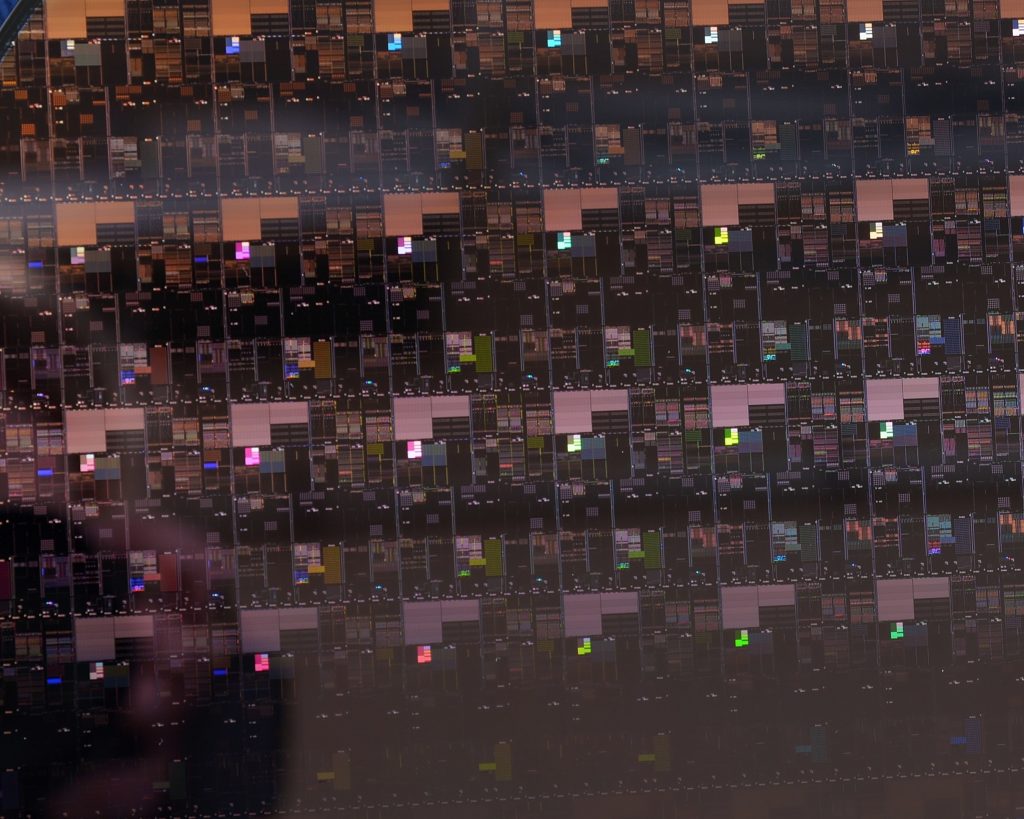 Um close-up de um wafer de 2 nm fabricado nas instalações da IBM Research em Albany, com chips individuais visíveis a olho nu. Cortesia da IBM.