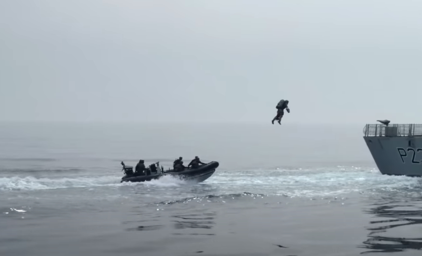 Marinha britânica fazendo testes com jet pack