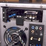 Modder monta PC mini-ITX com tela no gabinete