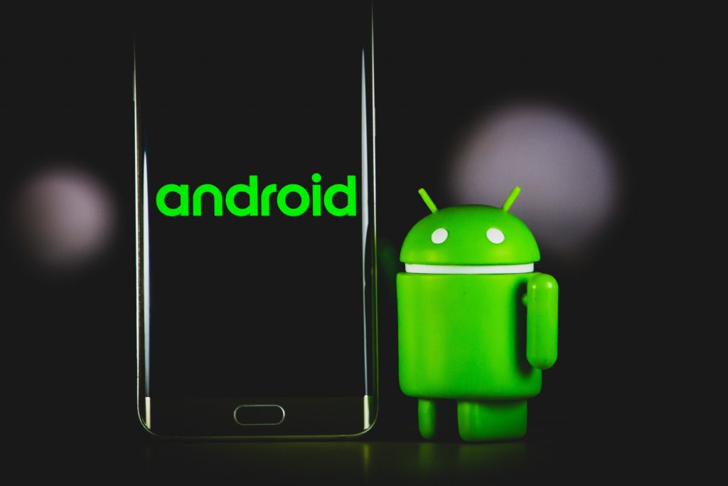 Ilustração de smartphone com mascote do Android
