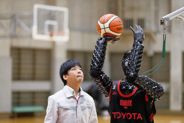Robô desenvolvido pela Toyota que utiliza inteligência artificial para fazer arremessos de basquete computadores