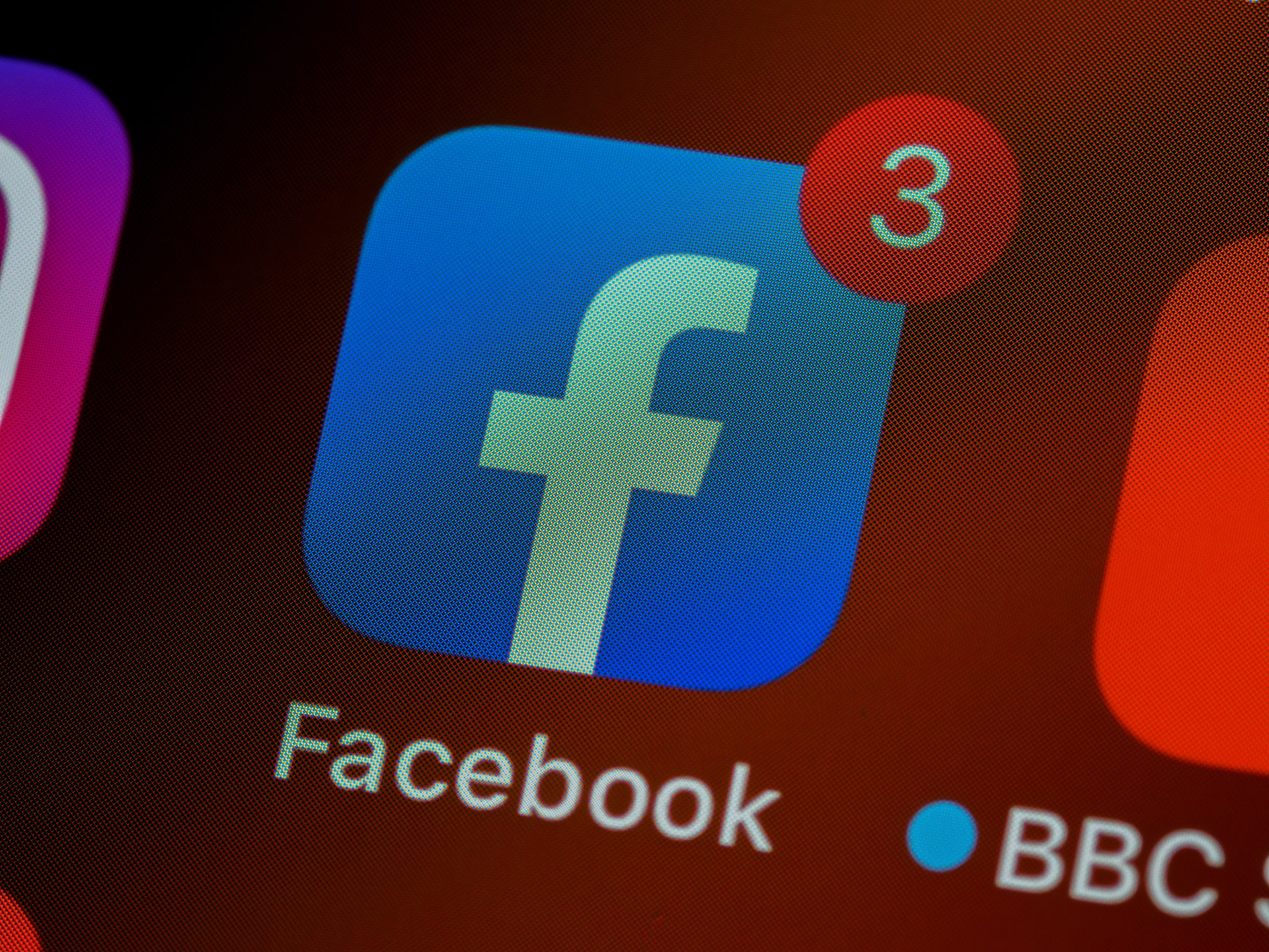 Google bane 9 apps que 'roubavam' senha do Facebook