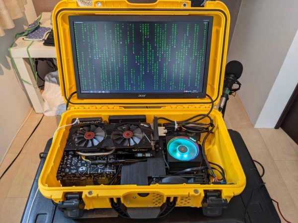 PC montado em mala fica entre desktop portátil e bomba do CS