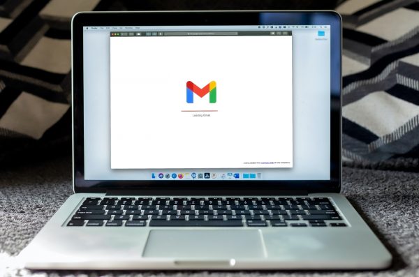 Tela de um notebook exibe o logotipo do serviço de e-mail do Google, o Gmail