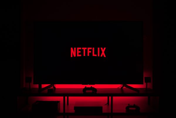 Ilustração de logo da Netflix exibido em televisão