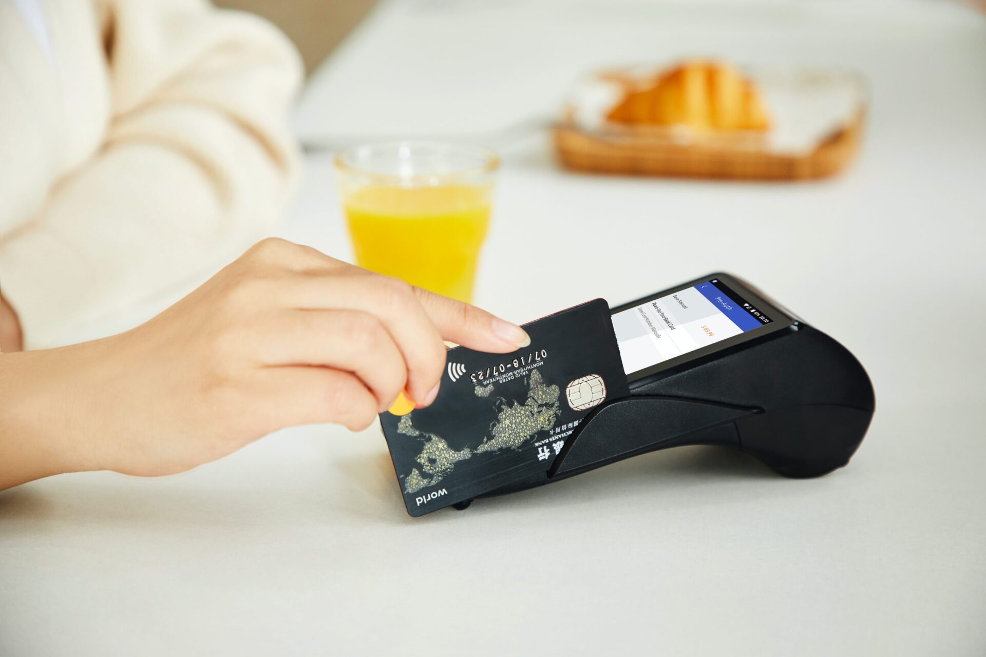 cartão de crédito passando na maquina de leitura