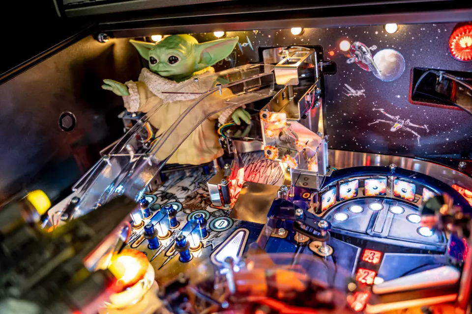 Pinball de Mandalorian resume série, tem Baby Yoda e custa até R$ 48 mil