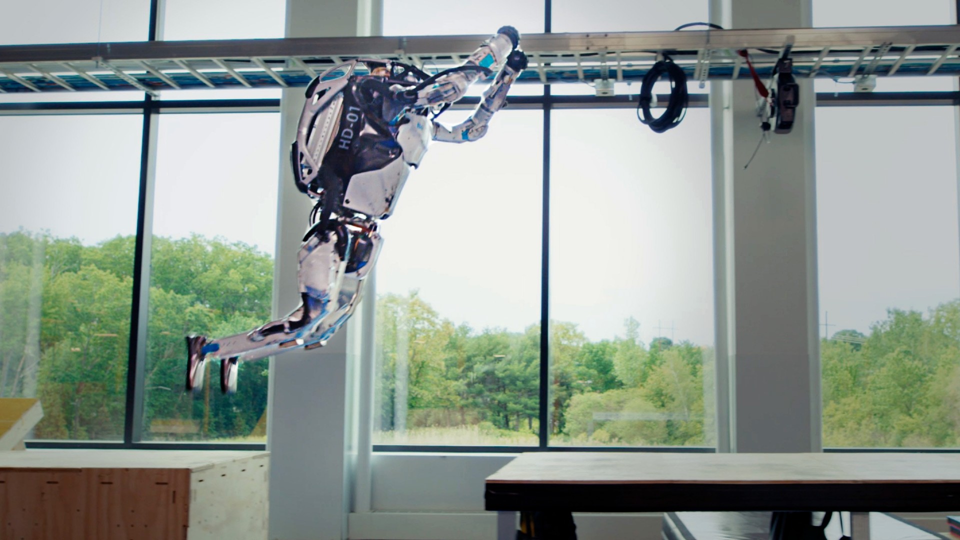 Falhas de robôs da Boston Dynamics em parkour viram videocassetada; assista
