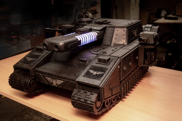 Casemod baseado em Warhammer 40k é um PC em forma de tanque futurista