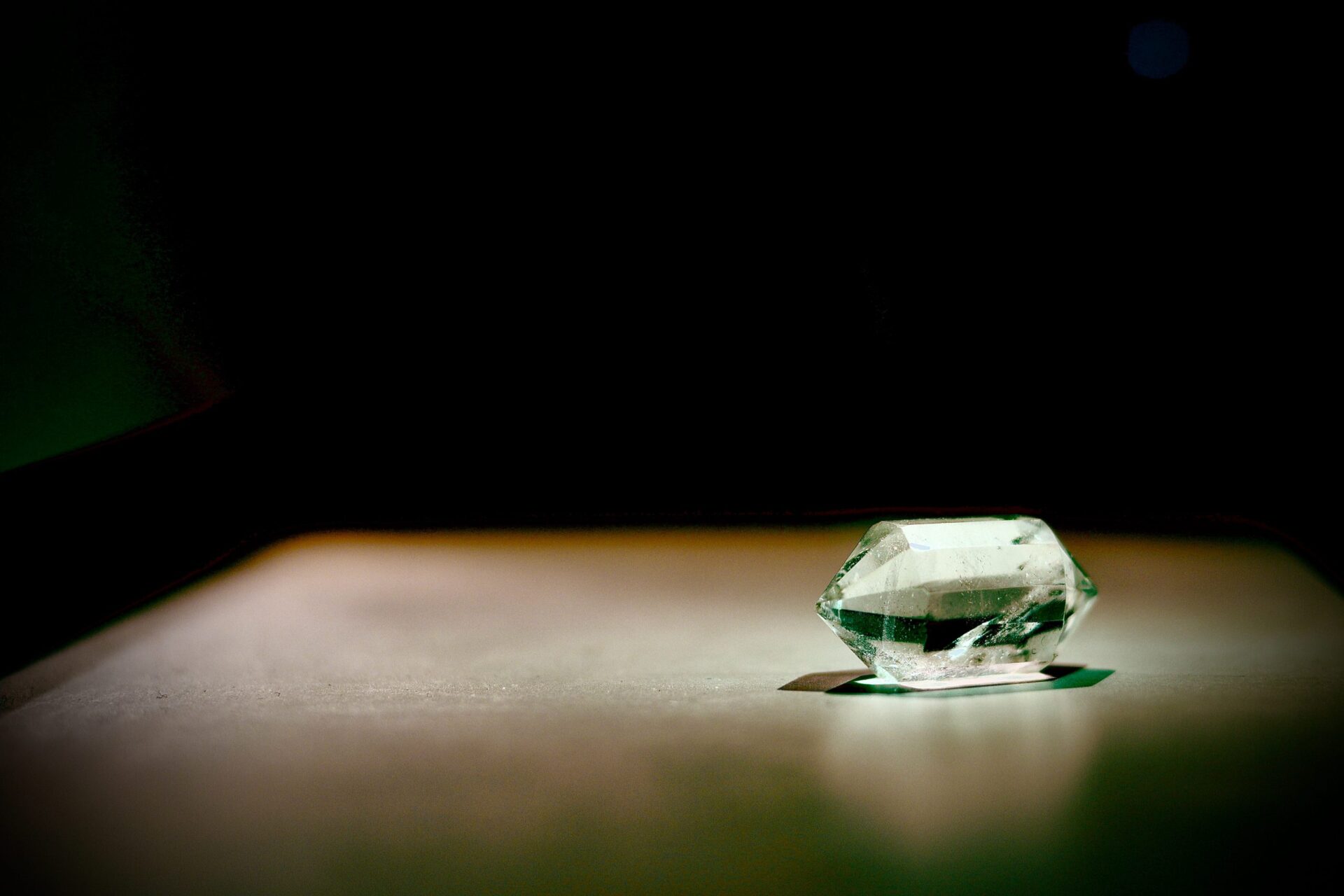 Cientistas criam novo vidro mais resistente que o diamante