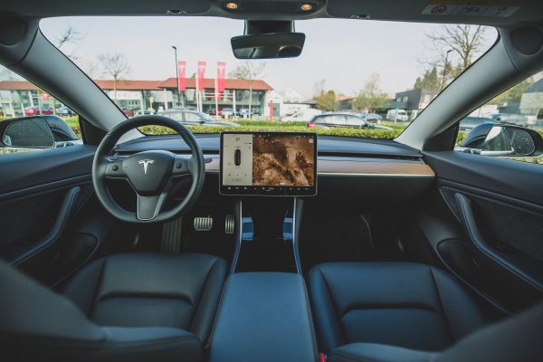 Foto de ambiente interno de veículo da Tesla