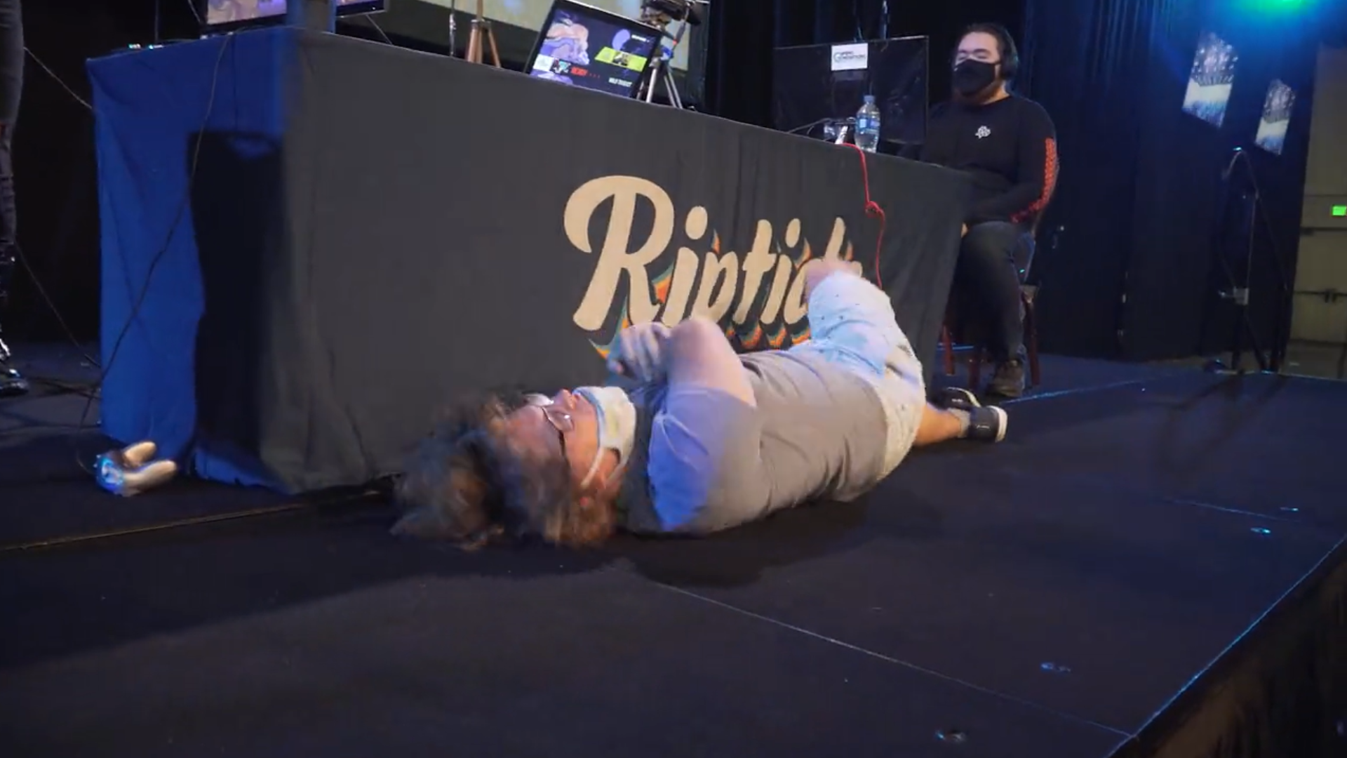 Imagem do pro player CakeAssault caído no chão após ter vencido torneio de Rivals of Aether