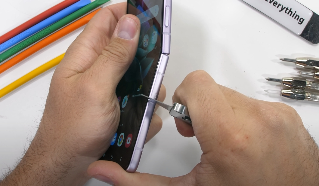 Galaxy Z Flip 3 em teste de resistência