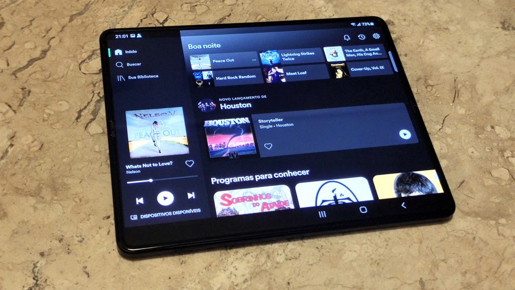 Galaxy Z Fold 3 - Spotify com interface otimizada