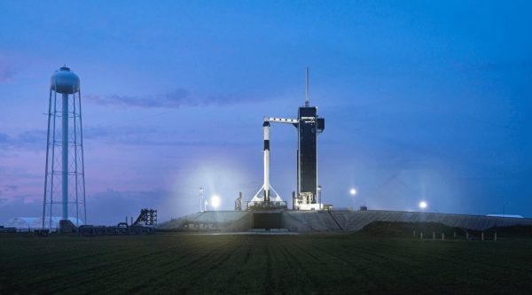 Imagem de foguete da SpaceX que levará os tripulantes da Inspiration4 para a órbita da Terra