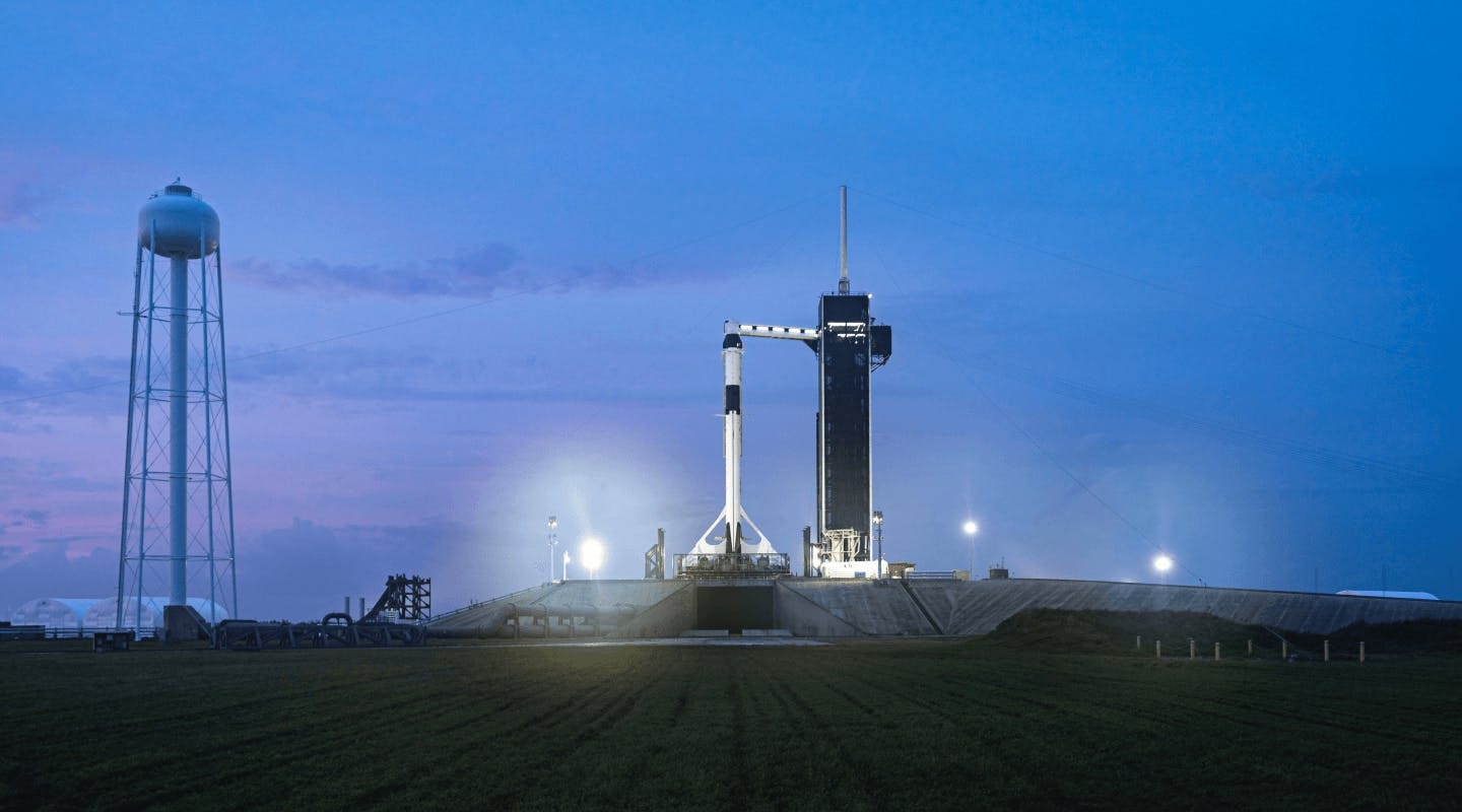 Imagem de foguete da SpaceX que levará os tripulantes da Inspiration4 para a órbita da Terra