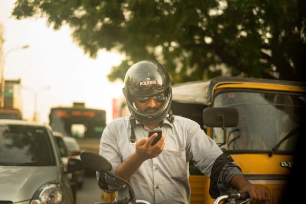 iPhone sendo usado em moto