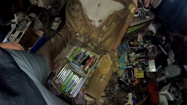 Coleção de jogos de videogame encontrada em casa abandonada