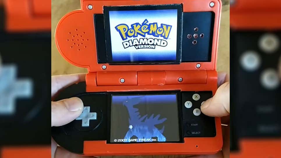 Foto de Pokédex de brinquedo transformada em Nintendo DS
