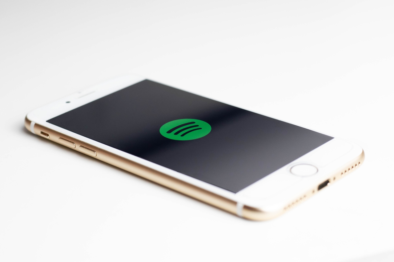Imagem do Spotify aberto em um iPhone