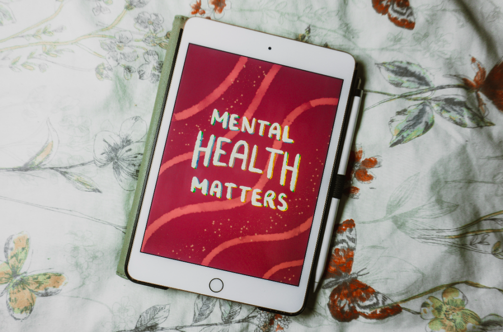 Um tablet que exibe na tela a frase "mental health matters" que pode ser traduzida para Saúde Mental Importa.