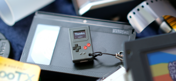 Imagem do portátil Thumby, o mini Game Boy