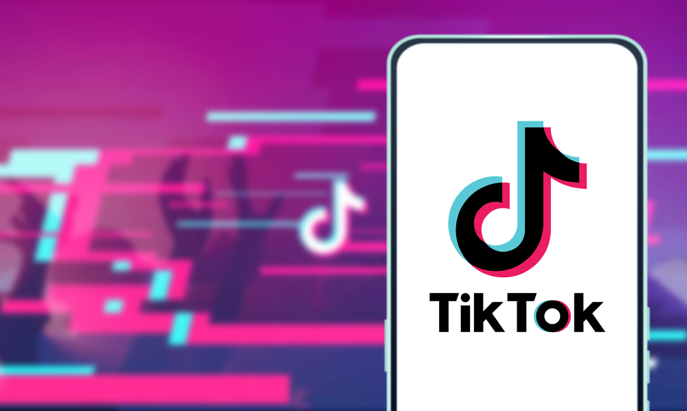 Logotipo do TikTok aparece em um mockup de smartphone
