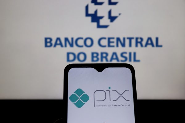 Logo do Pix exibido em smartphone e ao fundo o logo do Banco Central