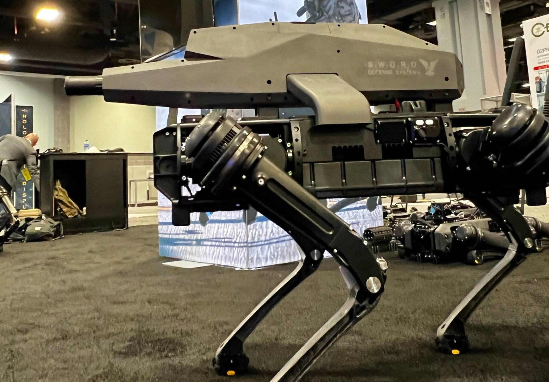 Cão-robô da Ghost Robotics com rifle