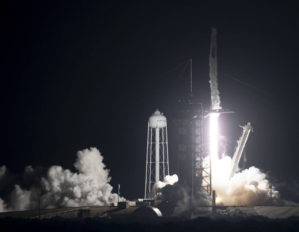 SpaceX Falcon 9 decolando