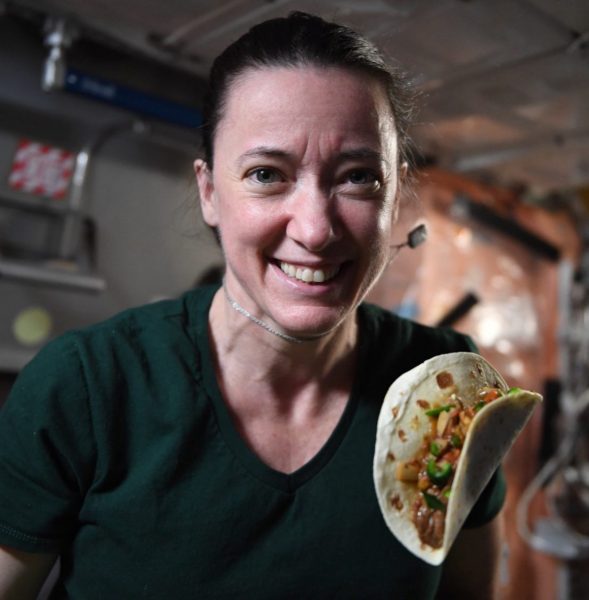 Astronauta come comida mexicana no espaço