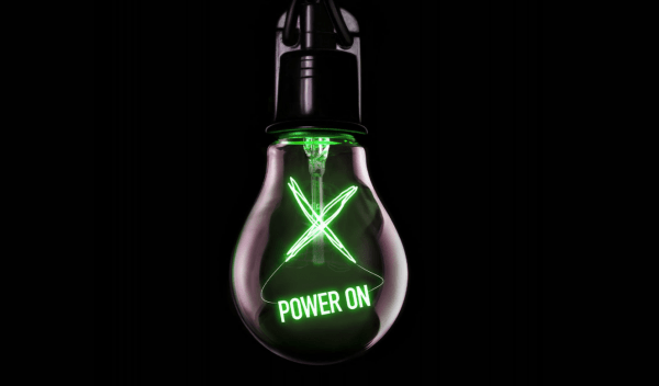 Imagem mostra uma lâmpada com luz verde; dentro há os dizeres "power on", que é o nome dado ao documentário que conta a história do Xbox, da Microsoft