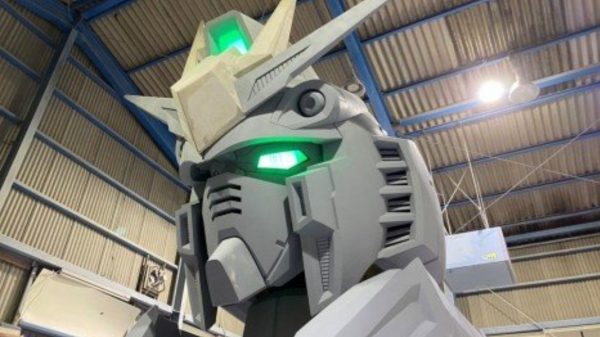 Cabeça de Gundam, robô gigante feito no Japão