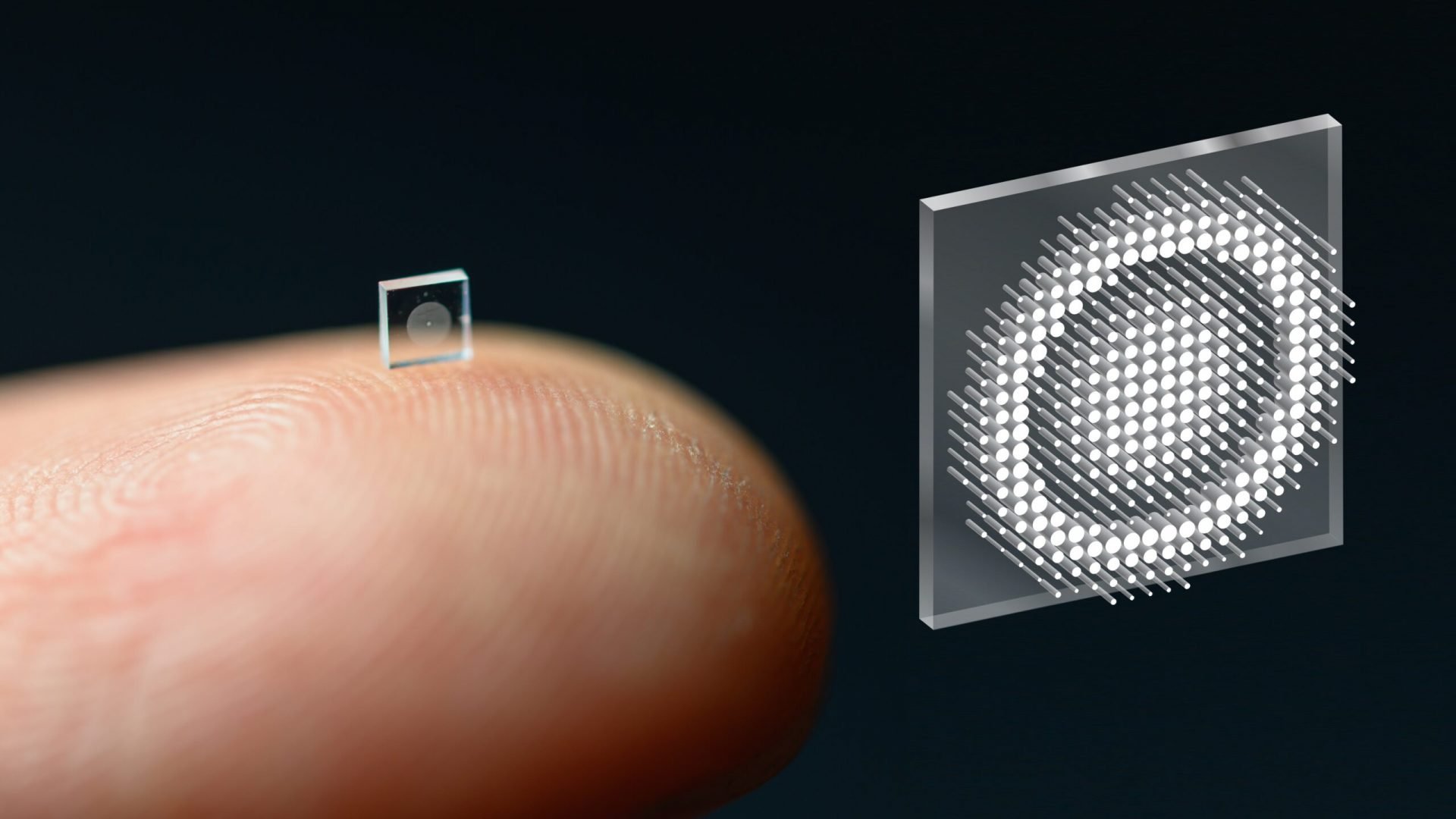 Imagem mostra uma nanocâmera em cima da ponta de um dedo, demonstrando o tamanho minúsculo do objeto