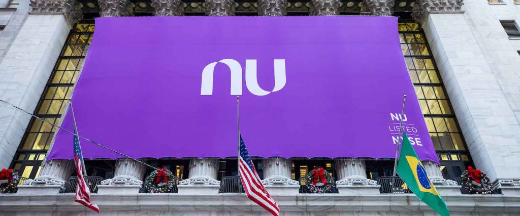 Uma bandeira roxa com o logotipo da startup Nubank na fachada da bolsa de valores de Nova York