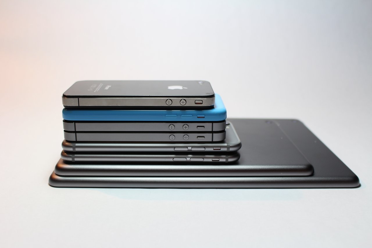 Dispositivos móveis para ilustrar o tempo que usuários no brasil gastam em frente às telas