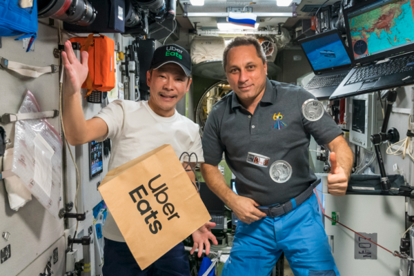Imagem mostra a primeira entrega de delivery de comida no espaço, feita pela Uber Eats