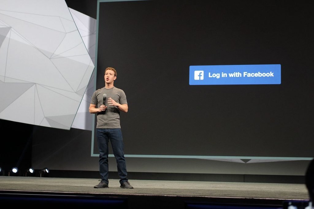 Mark Zuckerberg no palco em uma de suas apresentações da Conferência F8