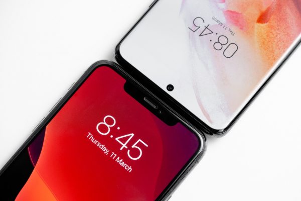 Dois smartphones, da Apple e da Samsung, um ao lado do outro