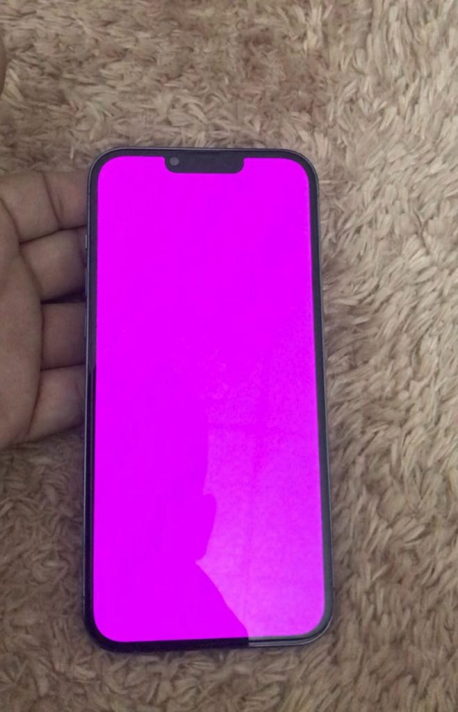 iPhone 13 com tela rosa