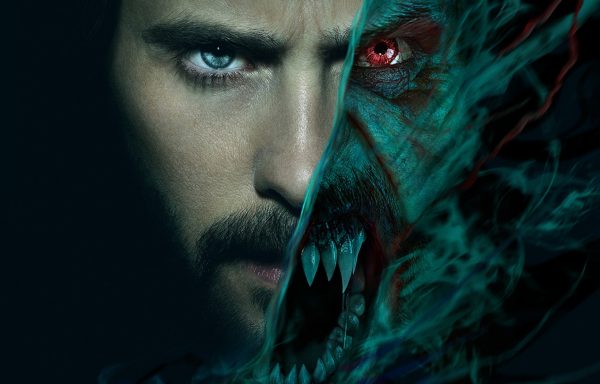 Imagem mostra o poster do filme Morbius, estrelado por Jared Leto; a imagem mostra a face do ator dividida em duas metades, uma com o rosto original e a outra de quando ele se transforma em vampiro