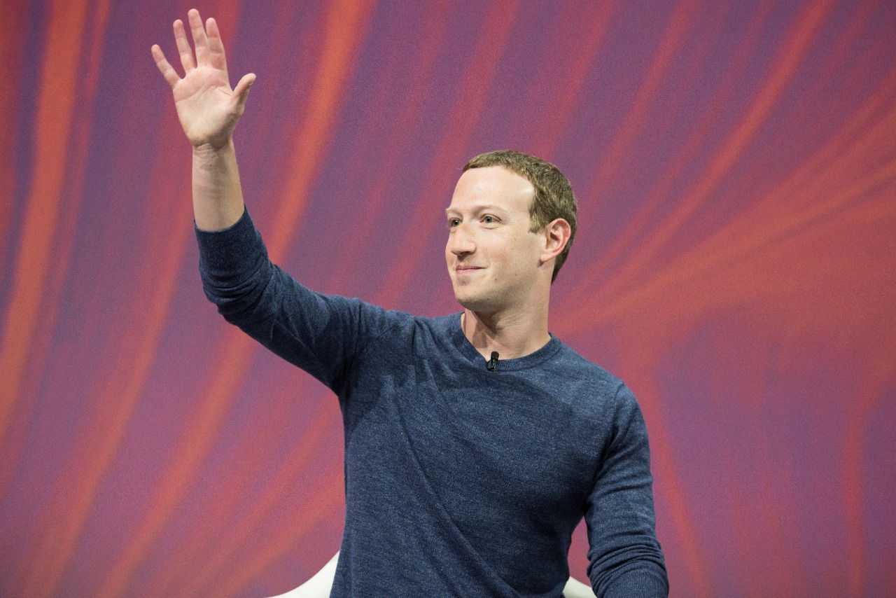 O empresário e um dos grandes bilionários do mundo, Mark Zuckerberg, cofundador e CEO do Facebook e da Meta, acenando
