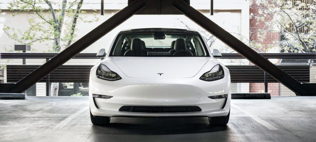 Tesla Model S Long Range na cor branca estacionado