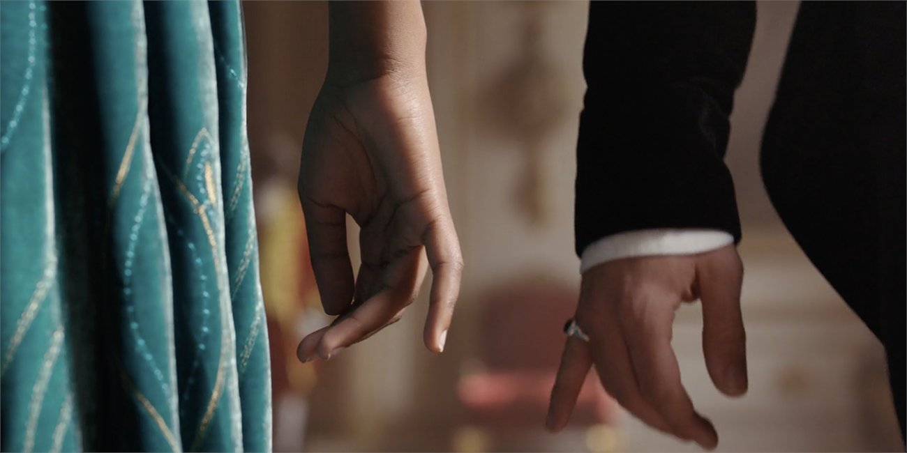 Cena da série Bridgerton, da Netflix, em que mostra apenas as mãos do casal principal da temporada 2, Anthony e Kate, bem próximas