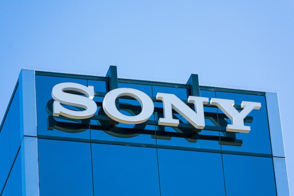 Logo da Sony escrito em letra caixa, no topo de um prédio espelhado
