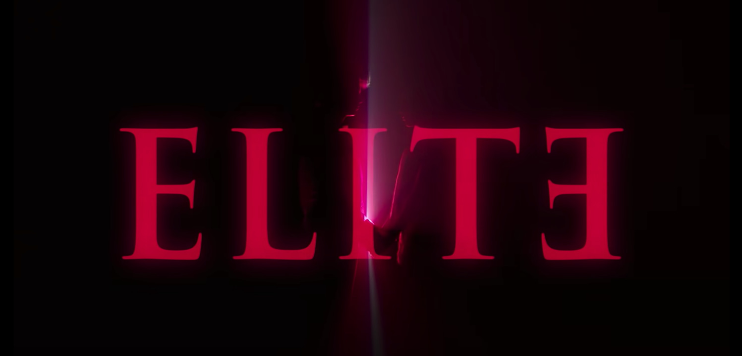 Imagem com fundo escuro, à frente aparece em vermelho o texto Elite, nome da série da Netflix, ao fundo aparece a silhueta de duas pessoas de mãos dadas