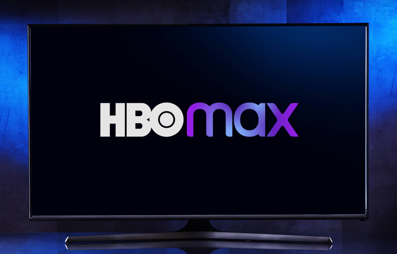 Imagem mostra uma televisão de tela plana, que exibe o logo do streaming HBO Max; quais as melhores séries da plataforma